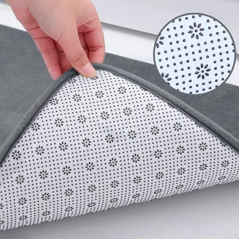 Non-slip, quick-drying bathroom mat with a soft lining