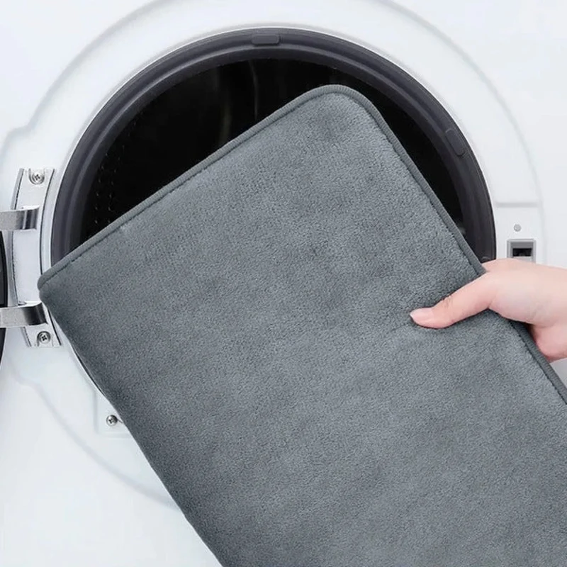 Non-slip, quick-drying bathroom mat with a soft lining