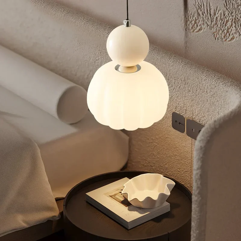 Classic-style ceiling lamp in a cream shade with gold accents