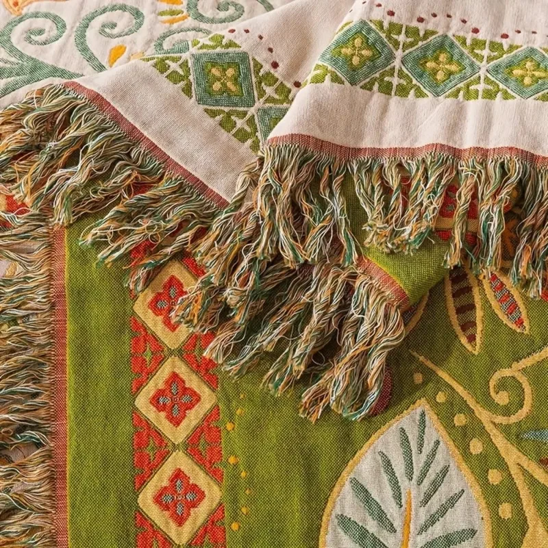 Double-sided cozy boho-style throw with fringes for sofa and bed